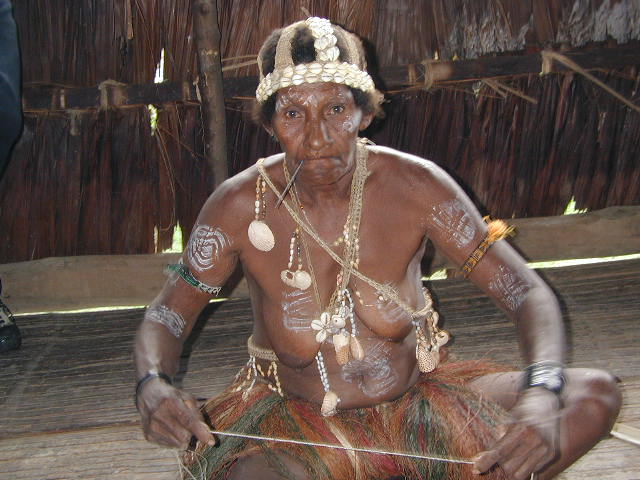 woman weaving at Kaminabit